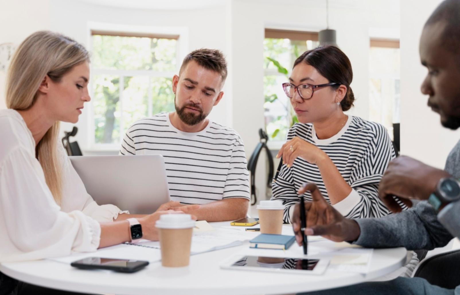 Espace de travail moderne avec outils d'analyse financière